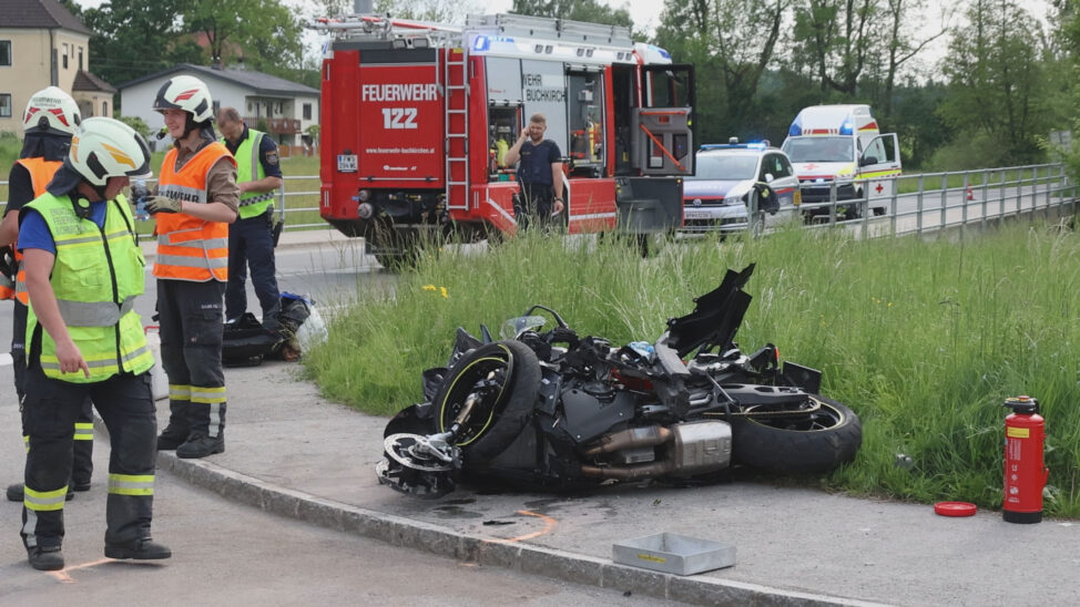 Motorradfahrer bei Kreuzungscrash in Buchkirchen schwer verletzt